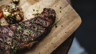 ダイエット中こそ肉食？！赤身肉を食べて肥満を防止しましょう。