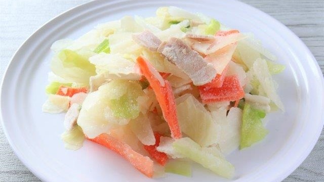 野菜不足の救世主。コンビニの「冷凍肉入りカット野菜」がすごい！