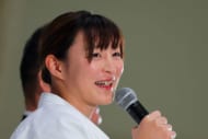 「めちゃめちゃ可愛すぎる！」柔道女子金メダリストが笑顔で…「激カワ最強サポーターっす」「守護神降臨」