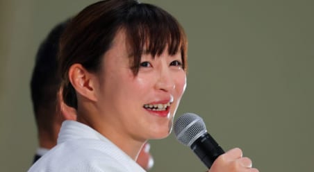 「めちゃめちゃ可愛すぎる！」柔道女子金メダリストが笑顔で…「激カワ最強サポーターっす」「守護神降臨」