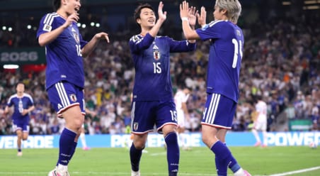 「左足ピョン」「神シュート」本田圭佑氏も絶賛！日本代表が“史上初”の快勝で決勝T進出に王手「最高の日曜日」「ビールが美味い！」【W杯】