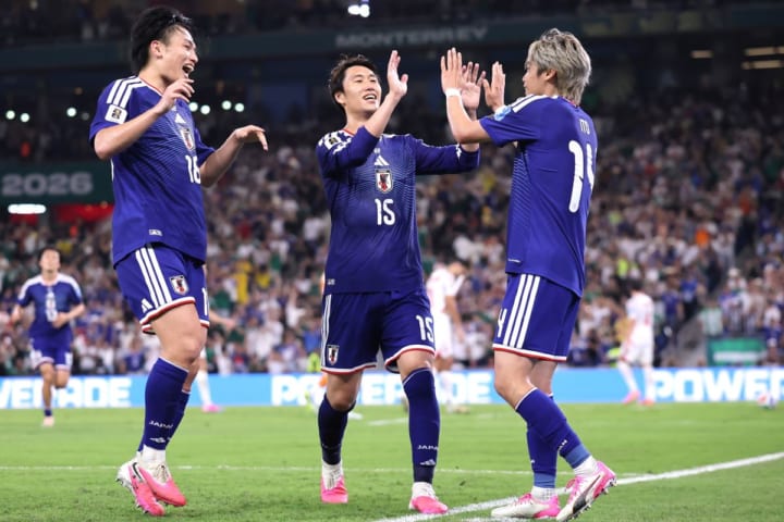 「左足ピョン」「神シュート」本田圭佑氏も絶賛！日本代表が“史上初”の快勝で決勝T進出に王手「最高の日曜日」「ビールが美味い！」【W杯】