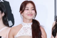 「美人さんすぎる」へそ出しスタイルで“豪快”な1球…「始球式えぐいて」「最高すぎる」