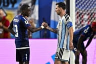 取材中に乱入したカーボベルデ選手とも写真撮影　メッシの“神対応”に脚光　敵GKはユニフォーム交換の舞台裏を告白「この瞬間を一生忘れない」【W杯】