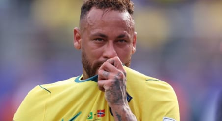 「恥ずべき代償を払った」ブラジルでネイマール起用法に怒りの声　大会前に負傷した偉才の招集に代表OBは異論「連れて行くべきではない」【W杯】