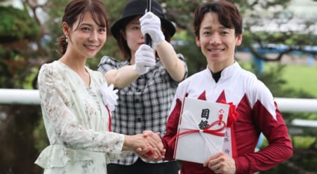「綺麗すぎてびびった 」競馬場に現れた41歳女優にくぎづけ…花柄ワンピで登場「相変わらず美しい」「まじで美人だった」