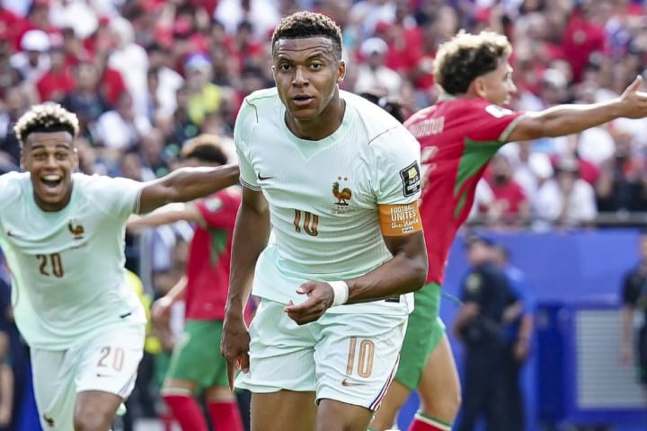 「試合を奪われた」エムバペ弾で会心勝利のフランスに“疑惑”　モロッコ・メディアが得点直前に起きたハンドの見逃しに憤り「FIFAが強豪国を守っている」【W杯】