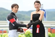 「可愛すぎてメロメロです」25歳女優が“肩出し”黒ドレスで競馬場に出現…「お美しいです」「絶世美女が福島降臨！」