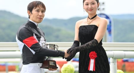 「可愛すぎてメロメロです」25歳女優が“肩出し”黒ドレスで競馬場に出現…「お美しいです」「絶世美女が福島降臨！」