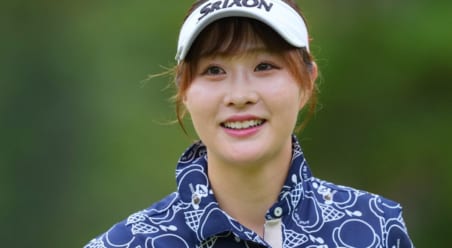 「めちゃビジュいいじゃん」22歳人気女子ゴルファー、白のノースリーブドレスで笑顔「ほんまに可愛いて」