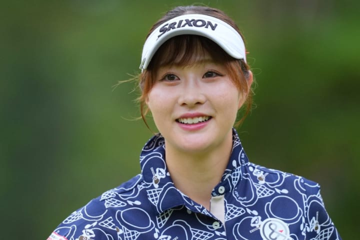 「めちゃビジュいいじゃん」22歳人気女子ゴルファー、白のノースリーブドレスで笑顔「ほんまに可愛いて」
