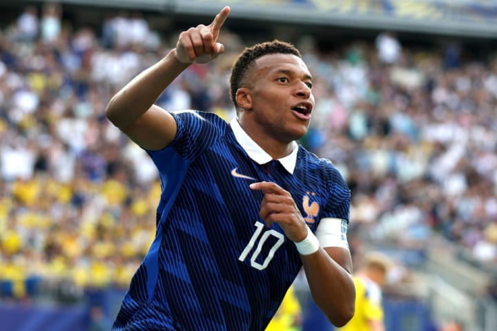 「フランス代表強すぎやろ」日本ファンも“衝撃”…2得点のエムバペに「化け物すぎんだろ！」「チートすぎますw」【W杯】