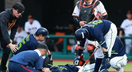 巨人西舘、ヤクルト松下への危険球で退場　球場騒然、142キロが左側頭部を直撃　頭を固定した形で担架で運び出される
