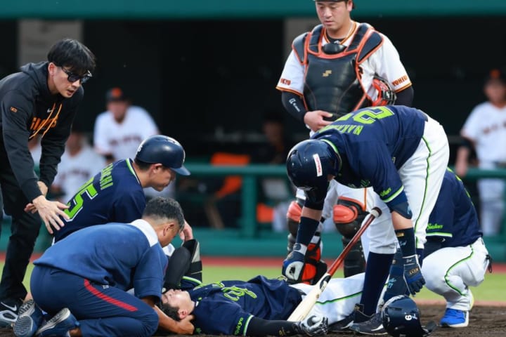巨人西舘、ヤクルト松下への危険球で退場　球場騒然、142キロが左側頭部を直撃　頭を固定した形で担架で運び出される