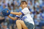 「かわいすぎかぁー」元アイドルの社長が“青スカート”で豪快始球式…「もっと見たいな！！」