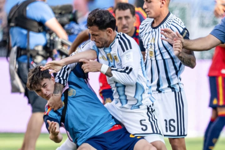 「二度とピッチに立つべきではない」乱闘騒ぎを起こしたアルゼンチン選手に批判殺到「なぜこれほどまでに攻撃的なのか」【W杯】