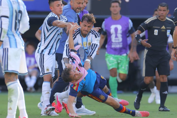 「サッカー界、W杯にとっての恥だ」決勝直後の“愚行”に英識者も憤慨　乱闘騒動のアルゼンチンに辛辣意見「横断幕にも処分はなかった」「何らかの対応が必要だ」【W杯】