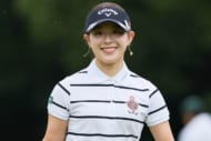 「めっちゃ大人の魅力ですね」今季初優勝を飾った22歳女子ゴルファーの“黒シースルーミニ姿”が話題「大人びた黒の装いもGOOD」