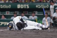 死球交代の森下翔太は左前腕部の打撲…長期離脱は回避か　阪神、優勝マジック23点灯も「大丈夫なんやろか」「素直に喜べんわ」虎党から心配の声殺到