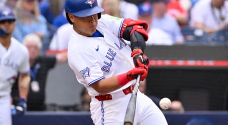「随分おかしな伝え方するじゃん」岡本和真の28号ソロが「幻にさせられるところだった」MLB公式に“ツッコミ”も…「ただ普通にフェンスを超えただけだ」