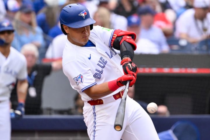 「随分おかしな伝え方するじゃん」岡本和真の28号ソロが「幻にさせられるところだった」MLB公式に“ツッコミ”も…「ただ普通にフェンスを超えただけだ」