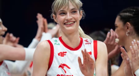 「どうやったらこんな美しさに到達できるの？」ポーランド23歳バレー女子がまるで“お姫様”　チームメイトと謎のポージングも披露