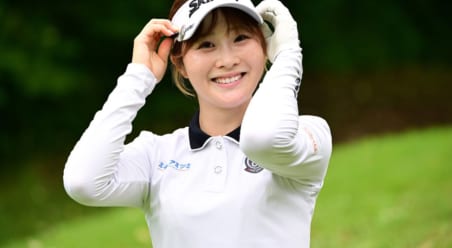 「可愛すぎてだめ」22歳人気女子ゴルファー、黒のノースリーブ姿を披露　真夏の最新オフショットに「最高に素敵です」