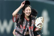 「めちゃくちゃ可愛いね」東京ドームに降り立った27歳モデルの豪快へそチラ始球式が話題「美しい腹筋」「攻めてるなー」