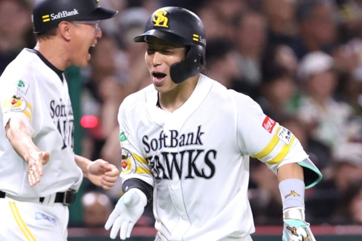 「えぐい1発があるから本当に推せる」鷹の誇る強打の内野手がマジック点灯弾　自身のミス取り返す一発にファン歓喜「らしいホームランで泣いた」「打つ予感がした」