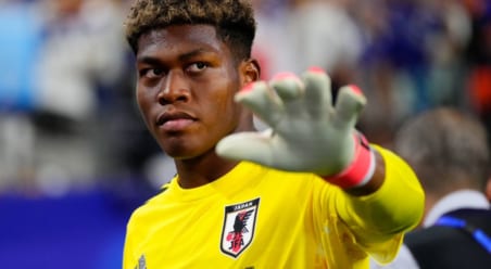 プレミア開幕戦で“日本人GKの歴史的瞬間”は訪れるか　鈴木彩艶のスタメン出場を地元メディアが予想「ビラは経験の浅いGKに賭けたわけではない」