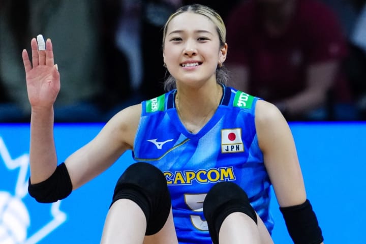 「しぬほど、好っきぃぃ」24歳バレー女子の“ぷっくり顔”が反響　全身ブラックコーデで「パリコレもいけそう」