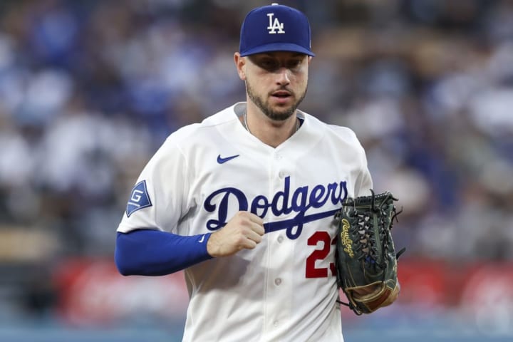 「ドジャー・スタジアムの観客からブーイングを受けている」ド軍382億円男に米ため息　貧打に拙守でロバーツ監督も厳しい顔　「野手としても打者としてもダメだ」