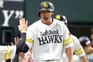 「なんで入るのあの打ち方でw」37歳・柳田悠岐の“変態弾”が話題　8月は打率.439、鷹の中軸が本塁打競演「一生現役でいてください」