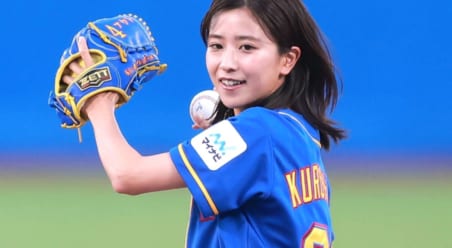 「めっちゃ可愛い！」「ど美人」神宮に登場した29歳女優に反響　見事なノーバウンド投球も「もうちょっとパシッと決めたかった」