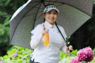 「にしてもイカツクテ…」24歳女子ゴルファー「1272万円超」高級外車との“2ショット”が反響「格好いい〜」「素敵ですね」