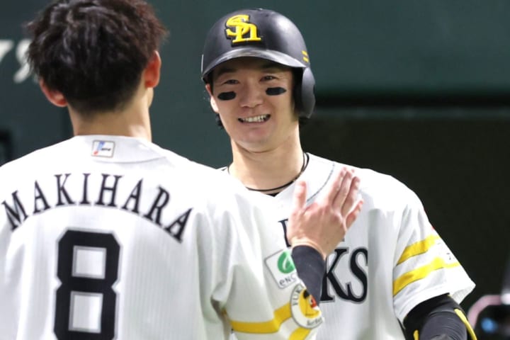 「えぐぅ」SBの26歳大砲がプロ初2打席連発の26＆27号！　全3安打が長打の4打点「味方だけど引く」