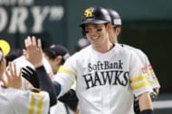 「厳しい9割、ちょっと嬉しい1割ぐらい」「短い、短い！」ビールかけでSB主砲、栗原陵矢が小久保監督に“異例の爆笑注文”　キャリアハイの37本塁打、111打点
