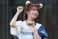 白ミニスカふわり　足ぴょん始球式が「めっちゃ可愛い」　エスコンFに降り立った元人気アイドルの仕草が話題「心を射抜かれた」
