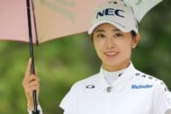 25歳女子ゴルファーが“年に1度の楽しみ”報告…「美人が多いチームだな」「一面タン！？」仲間と笑顔