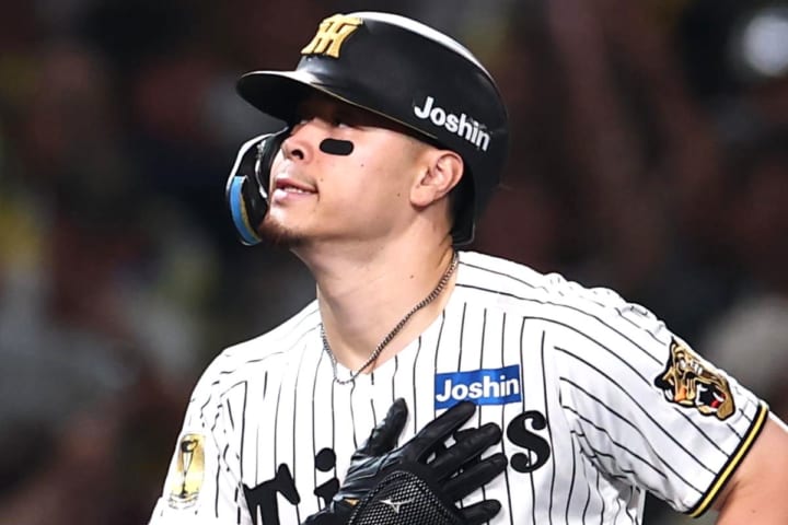 「ちょっと日本人離れしてきたな…」弾丸ライナーで飛び込む衝撃弾！　三冠王へ突っ走る圧巻の一発に虎党絶叫「打球速すぎて笑える」