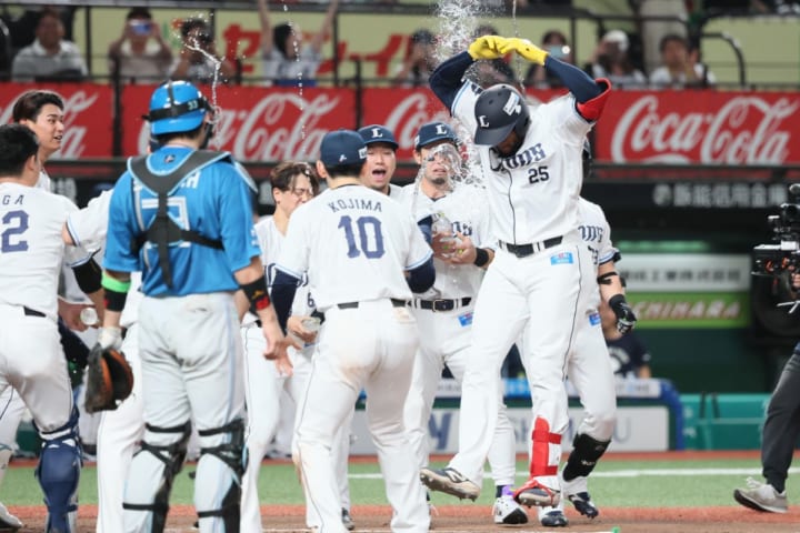 「中継ぎ陣のピッチングが流れを作ってくれたなぁ」西武、サヨナラ勝ちで7年ぶりファイナルSへ王手「カナリオまじ神すぎる」「弾道えぐすぎい」