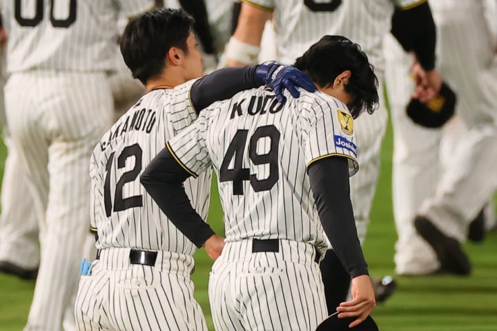 「君の活躍があったから連覇できた」阪神終戦　あと1球からの逆転タイムリーで涙の24歳守護神に励ましの声続々　そっと寄り添った人物にも注目「ぐっときました」
