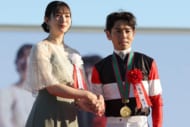 「ベリーベリーかわゆす」競馬場に現れた人気女優に注がれた“視線”…「笑顔が素敵」「かわいすぎるな」