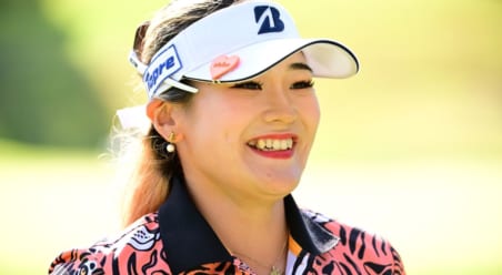 「流石です」「これいいわ」23歳女子ゴルファー、“人気キャラ”が描かれたウェアに注目集まる「可愛いし、おしゃれ」