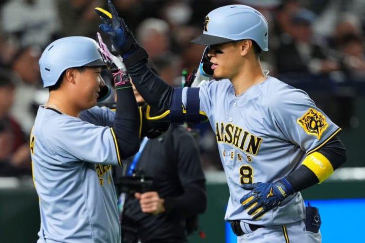 「めっちゃええ仲間やん」阪神同僚たちが“去り行く4番”に惜別投稿　MLB挑戦の佐藤輝明に送られた言葉に虎党も感嘆「行ってらっしゃいっていうのがいい」