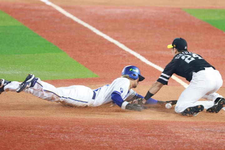 「めちゃくちゃしびれた」SB→DeNA27歳内野手の“神走塁”にファン熱視線「日本シリーズの初戦で決める度胸とセンスに脱帽です」