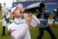 「豪快な飲みっぷり！」優勝報告の26歳女子ゴルファーが「カッコいい〜」“びしょ濡れ”シャンパンファイトやラッパ飲みも