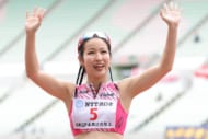 “リンゴまみれ”の24歳陸上女子に反響「なんだなんだ、この可愛さは」「見ていて楽し過ぎるよ」スタート前にかじる姿も